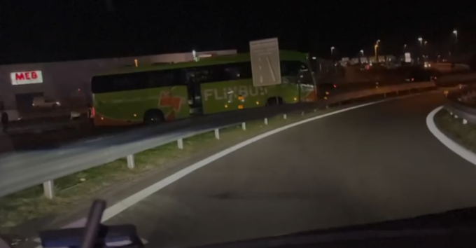 Flixbus sbatte contro il guardrail all’uscita dell’autostrada