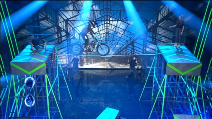 Samuele Zuccali e il numero da brividi sulla sua motocross a Tu Si Que Vales