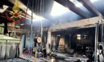 Incendio capannone a Dello, le immagini dopo le fiamme