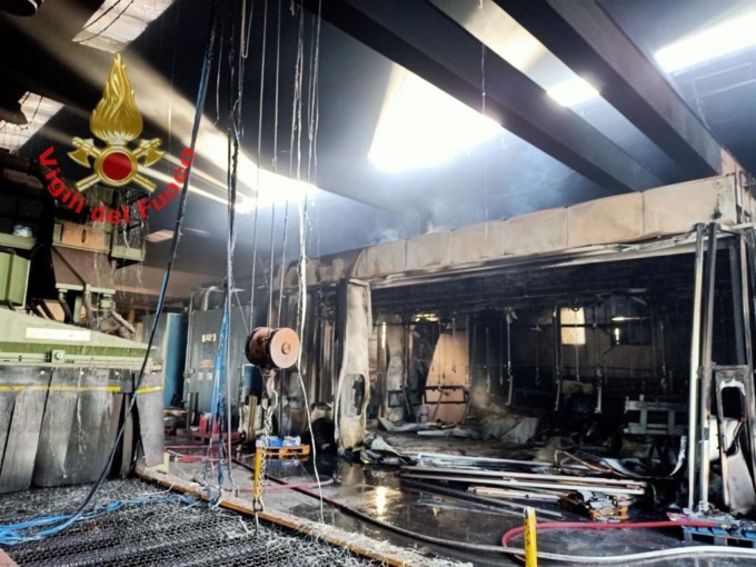 Incendio capannone a Dello, le immagini dopo le fiamme