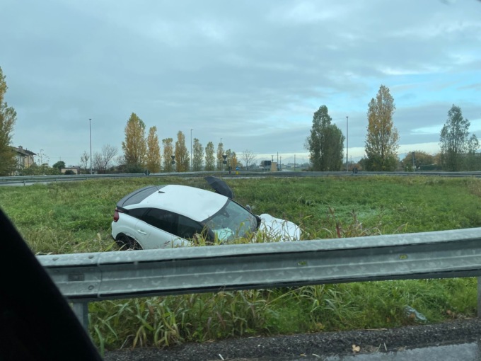 Auto finisce nella rotonda sulla strada che collega Chiari e Palazzolo