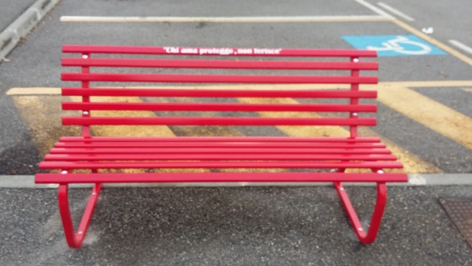 Uccisa dall’ex compagno: una panchina rossa viene dedicata a Elena Casanova