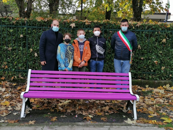 Inaugurata la panchina della gentilezza