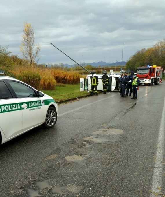 Auto si ribalta a Cologne, alla guida una 19enne