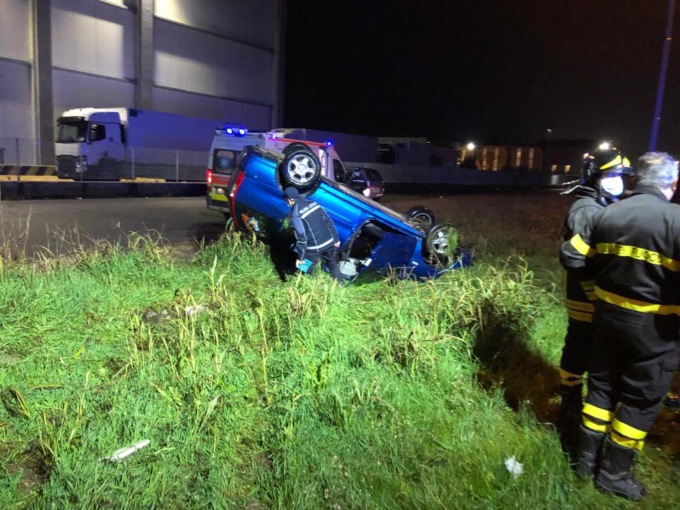 Perde il controllo, invade la corsia opposta e si ribalta