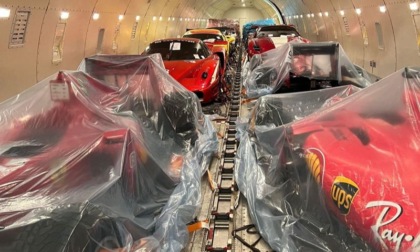 La foto dell'aereo pieno di Ferrari che decolla verso l'Arabia Saudita