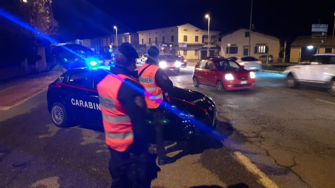 Causa un incidente, ruba un veicolo e inizia una folle fuga