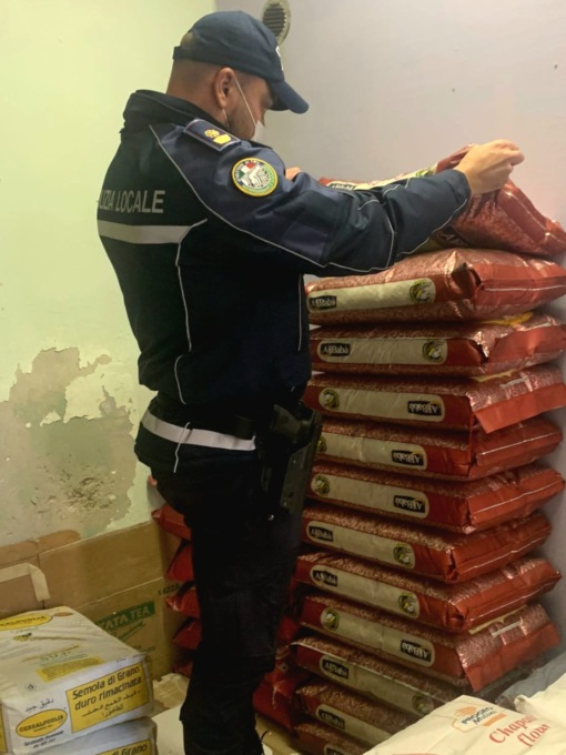 Decine di prodotti scaduti da più di un anno e mancato rispetto delle norme igieniche: chiuso un negozio di alimentari