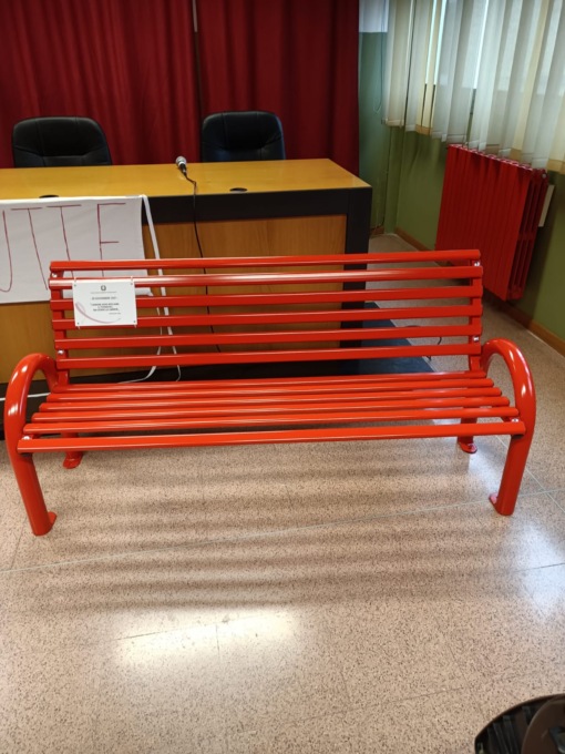 Una panchina rossa all’Istituto Falcone contro la violenza sulle donne