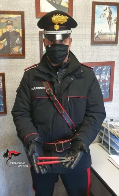 Sequestrano un giovane e lo picchiano in una cascina: in tre dietro le sbarre