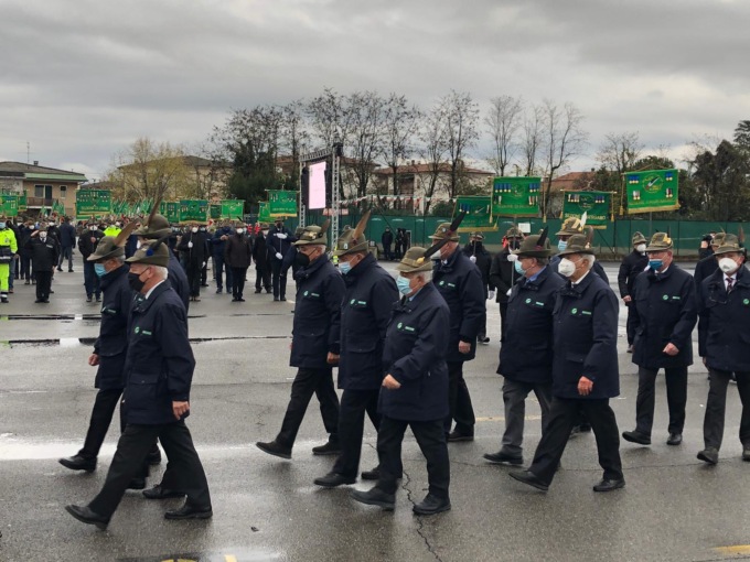 In duemila per ricordare gli Alpini “andati avanti” a causa del Covid