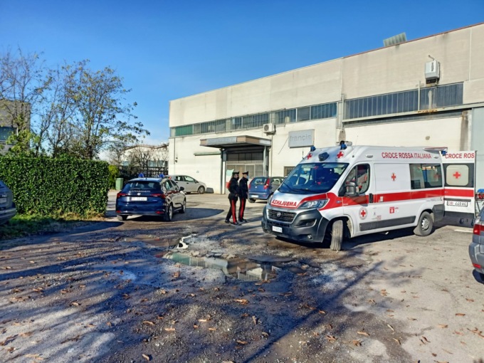 Precipita dal tetto, paura per un 43enne