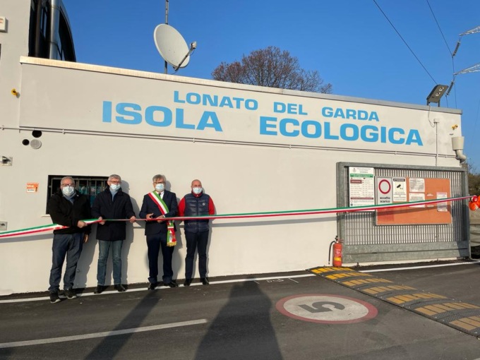 Taglio del nastro all’isola ecologica di via Rassica
