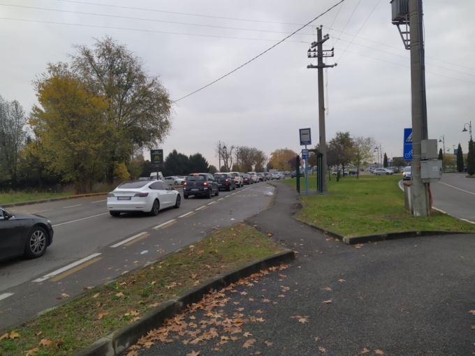 Boom di tamponi: è coda per accedere al drive through