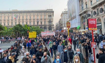 Cortei No Green Pass e giornalisti aggrediti: 4 perquisizioni dei carabinieri per violenza privata aggravata