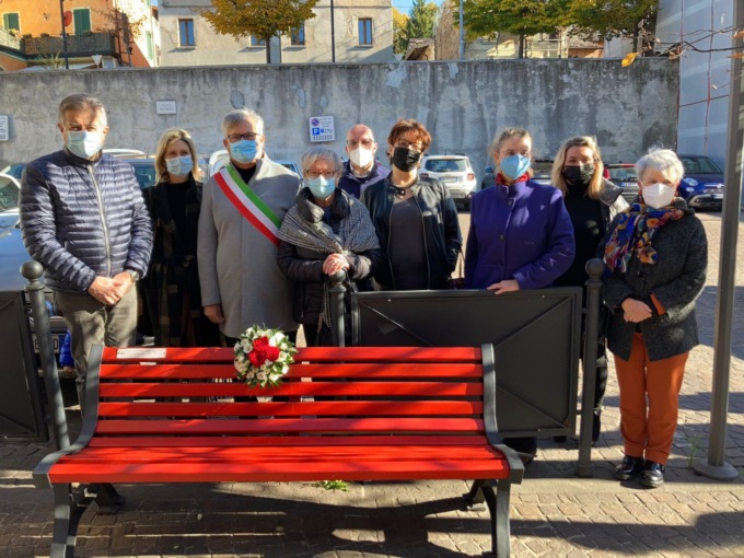 Atti vandalici alla panchina rossa: una pennellata cancella le offese