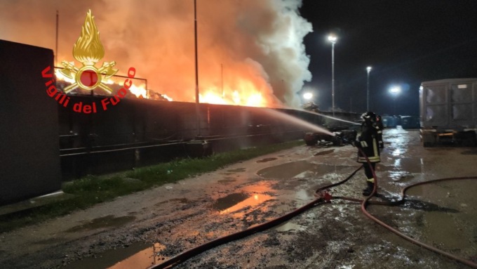 Calcinato, divampano le fiamme nella notte alla Special Rifiuti