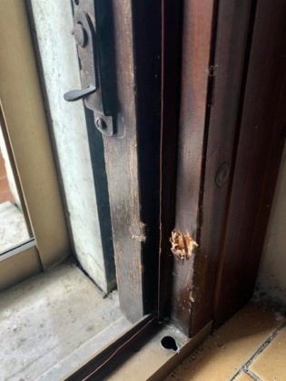 Ladri in azione: via oro, contanti e anche le scarpe