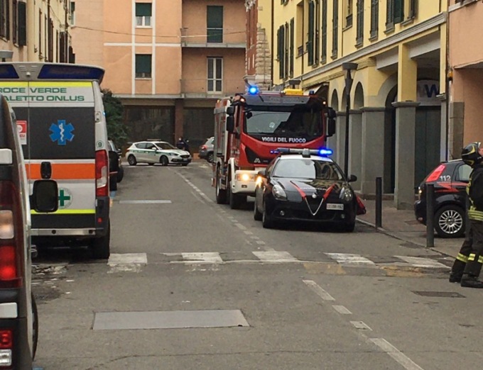 Si barrica in camera e tenta il suicidio: salvato dai carabinieri