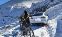 Con la Tesla in vetta: rimangono bloccati nella neve e scappano