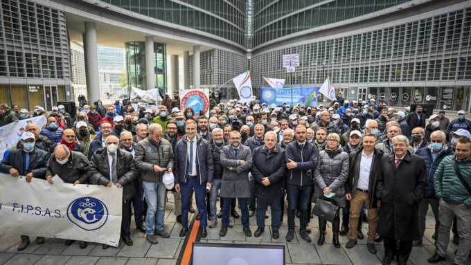 Stop all’immissione di coregone e trota: insorgono i pescatori del Lago