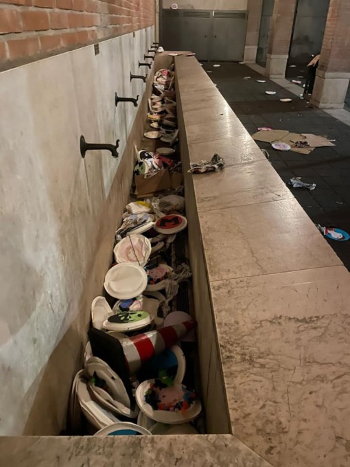 Vandali distruggono la mostra «I mille volti dei diritti» a Castrezzato