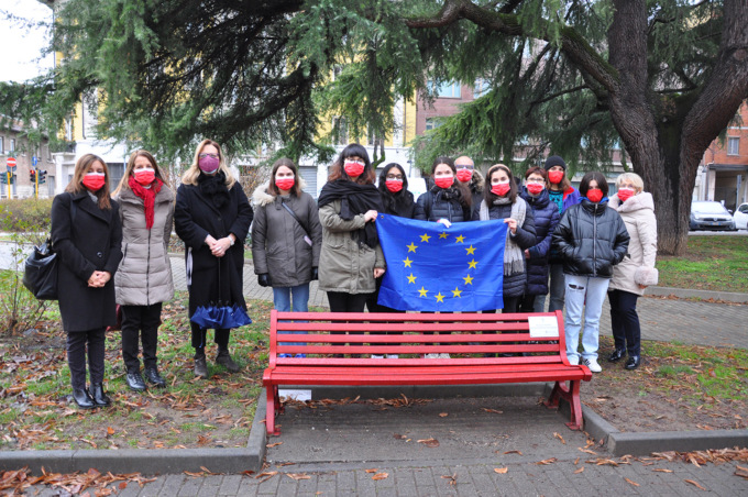 Inaugurata una Panchina Rossa “adottata” dalla Cooperativa Mistral