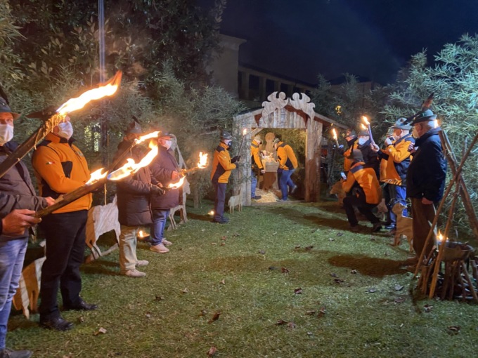 Tradizione rispettata: il bambino nello degli Alpini è stato posizionato