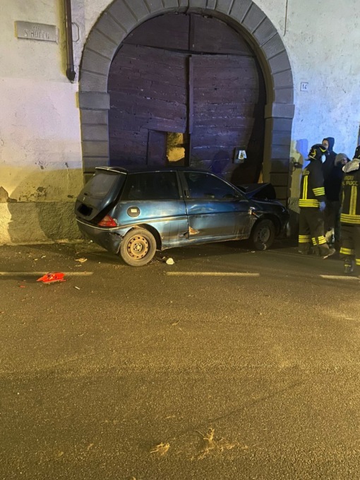 Auto esce fuori strada e finisce contro un portone