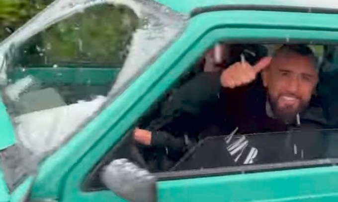 Arturo Vidal non molla la sua Panda nemmeno sotto la neve