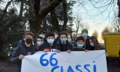 Studenti in strada contro la didattica a distanza, oltre sessanta le classi coinvolte