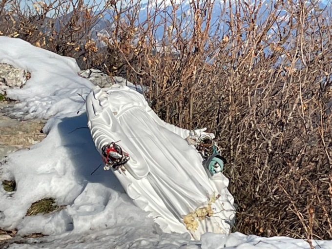 Decapitata la statua della Madonna sul monte Comer, l’indignazione corre sui social