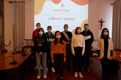 Consegnate le borse di studio ai ragazzi delle medie