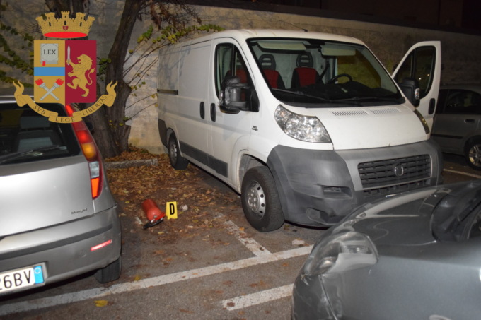 La Polizia di Stato individua e mette le manette a quattro uomini, un poliziotto finisce in ospedale