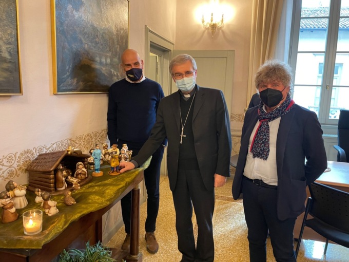 Consegnata al Vescovo Tremolada la statuina dell’imprenditore digitale