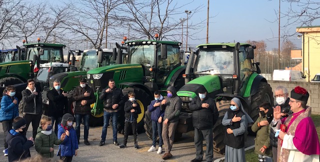 Mattinata di festa a Vighizzolo: iniziativa solidale e benedizione dei trattori