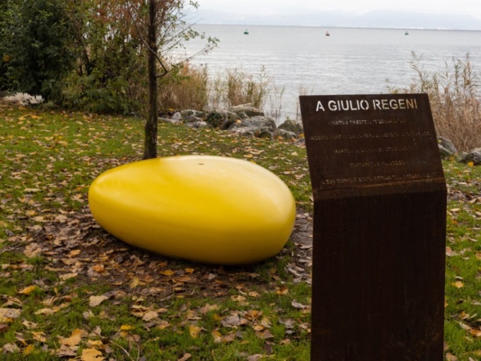 Taglio del nastro alla panchina dedicata a Giulio Regeni