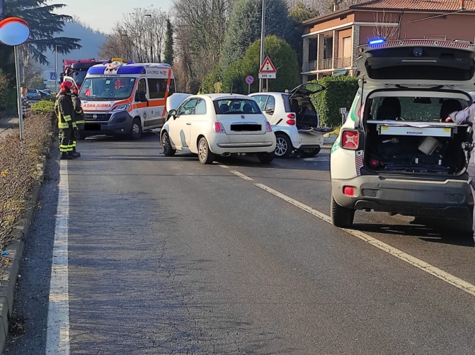 Scontro tra due auto, due le persone coinvolte