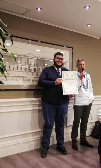 Il giovane Simone premiato dall’Associazione Cuochi Bresciani per le iniziative portate avanti durante il Covid