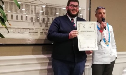 Il giovane Simone premiato dall'Associazione Cuochi Bresciani per le iniziative portate avanti durante il Covid