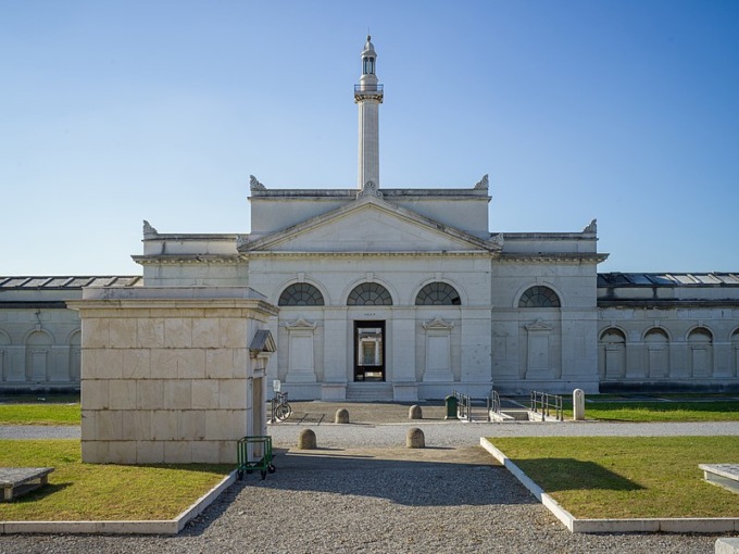 Bimbi mai nati, dopo l’esumazione arriva il divieto ai genitori di posizionare un albero per Natale