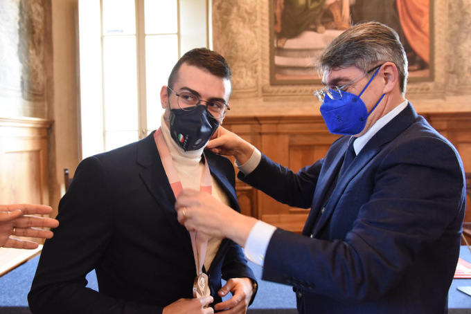 Vittoria Alata consegnata all’atleta Federico Bicelli