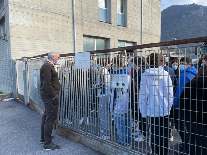 Occupazione del Palantonietti, insegnanti e decine di studenti contro il riallestimento dell’hub vaccinale