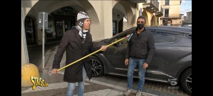 Cristiano Militello con “Striscia lo Striscione” a Palazzolo sull’Oglio