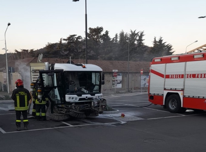 Spazzatrice in fiamme: intervengono i Vigili del fuoco