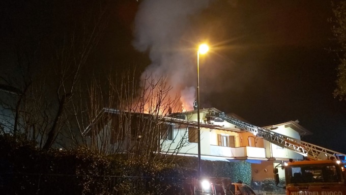 Palazzina in fiamme a Bedizzole: tre famiglie fuori casa