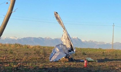 Deltaplano precipita in un campo: morto il pilota