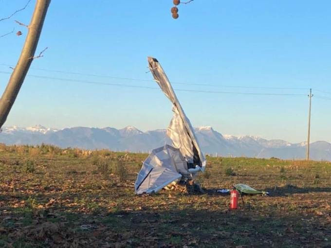 Deltaplano precipita in un campo: morto il pilota