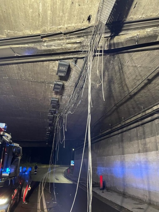 Chiusa in entrambi i sensi di marcia la galleria a Iseo, strappato l’impianto di illuminazione
