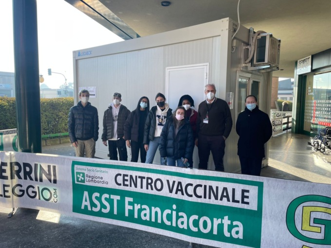 Il centro vaccinale dell’Italmark è diventato a prova di bambino (e non mancano i supereroi)